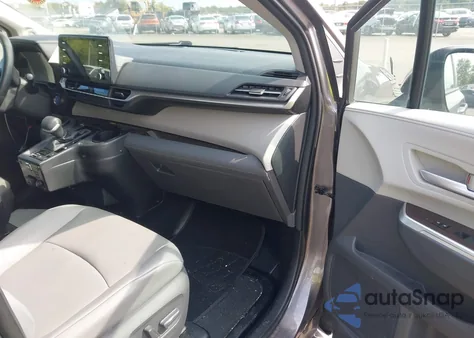 2021 Toyota Sienna Xle z USA, uszkodzony, nr VIN 5TDJRKEC5MS063932